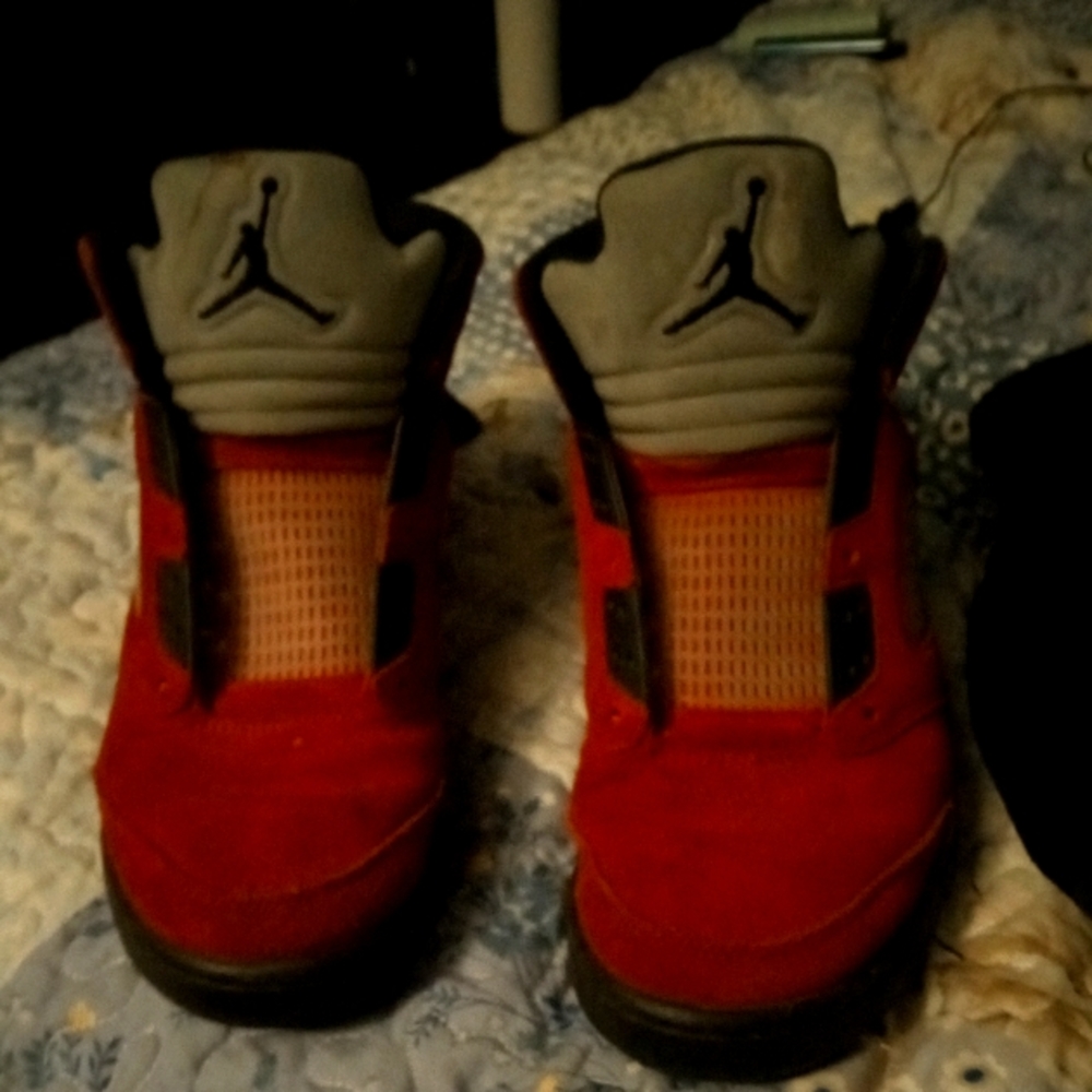 Jordan retro 5s red/sway size 9.5 . Very nice con. Hardly worn.